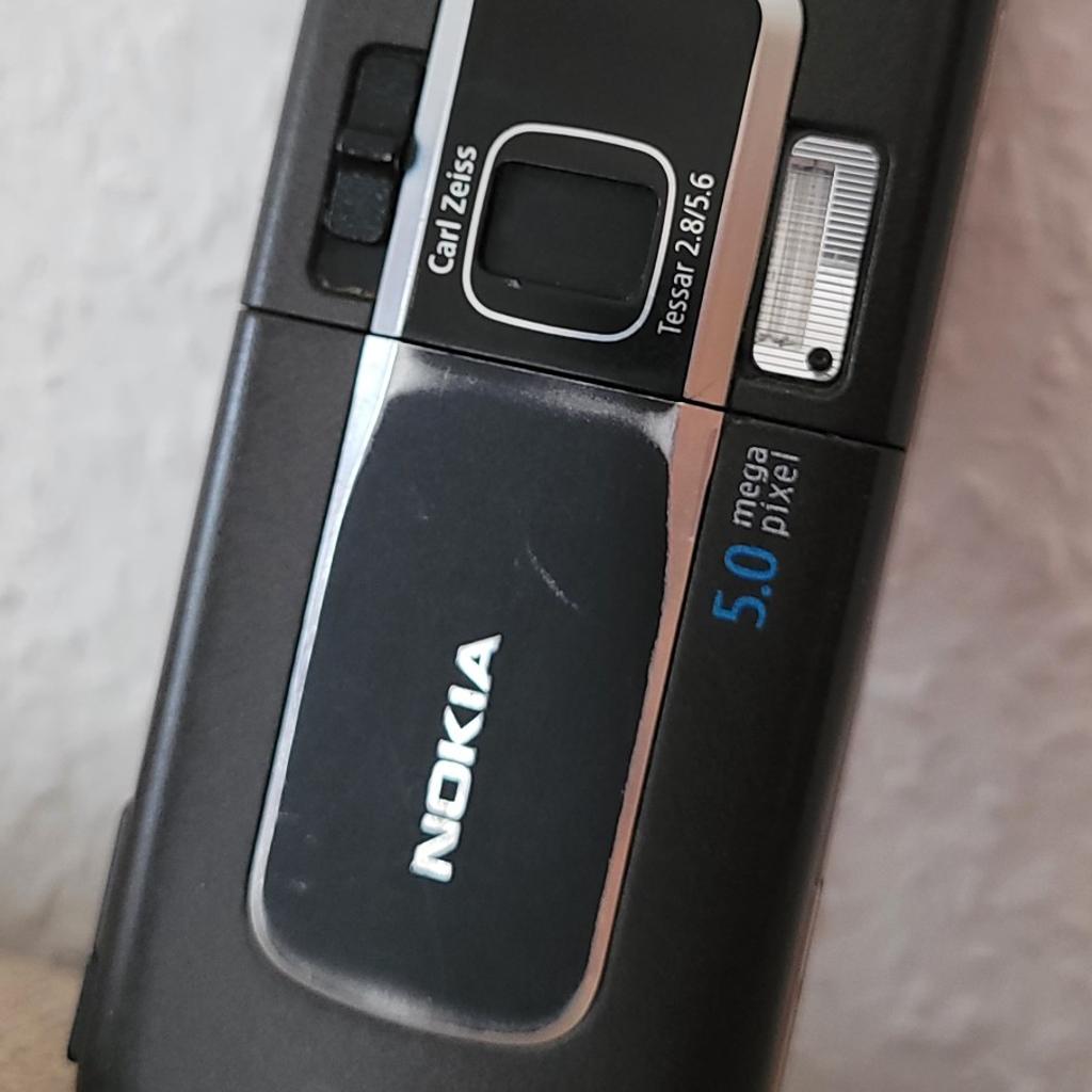 Das Nokia 6220 classic ist ein klassischer Fall von Understatement: Auf den ersten Blick macht das Barren-Handy kaum was her - viel Plastik, kaum aufregendes Design. Doch es ist der Inhalt, der beeindruckt. Dazu zählen beispielsweise eine GPS-Navigation, schnelles Surfen mit UMTS und HSDPA sowie eine 5-Megapixel-Kamera mit echtem Xenon-Blitz. Sim-Lock frei 