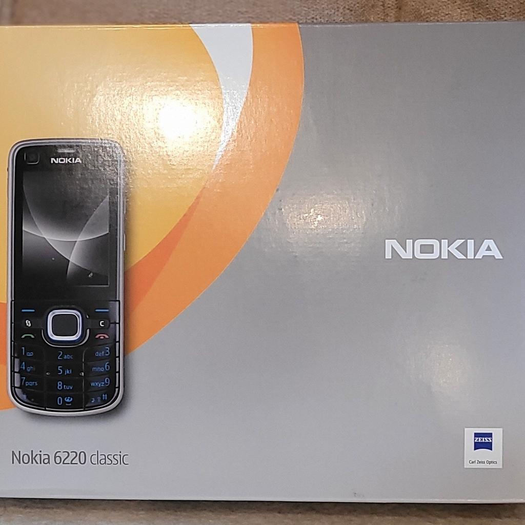 Das Nokia 6220 classic ist ein klassischer Fall von Understatement: Auf den ersten Blick macht das Barren-Handy kaum was her - viel Plastik, kaum aufregendes Design. Doch es ist der Inhalt, der beeindruckt. Dazu zählen beispielsweise eine GPS-Navigation, schnelles Surfen mit UMTS und HSDPA sowie eine 5-Megapixel-Kamera mit echtem Xenon-Blitz. Sim-Lock frei 