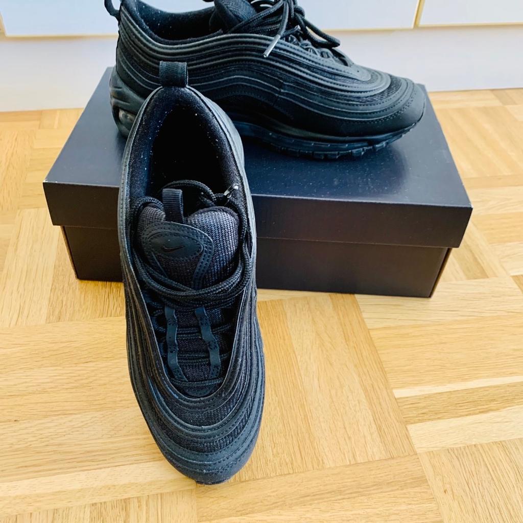 Ich verkaufe ein Paar Nike Air Max 97 OG in der Größe 38,5. Die Schuhe wurden nur zwei Mal getragen und sind daher in sehr gutem Zustand.