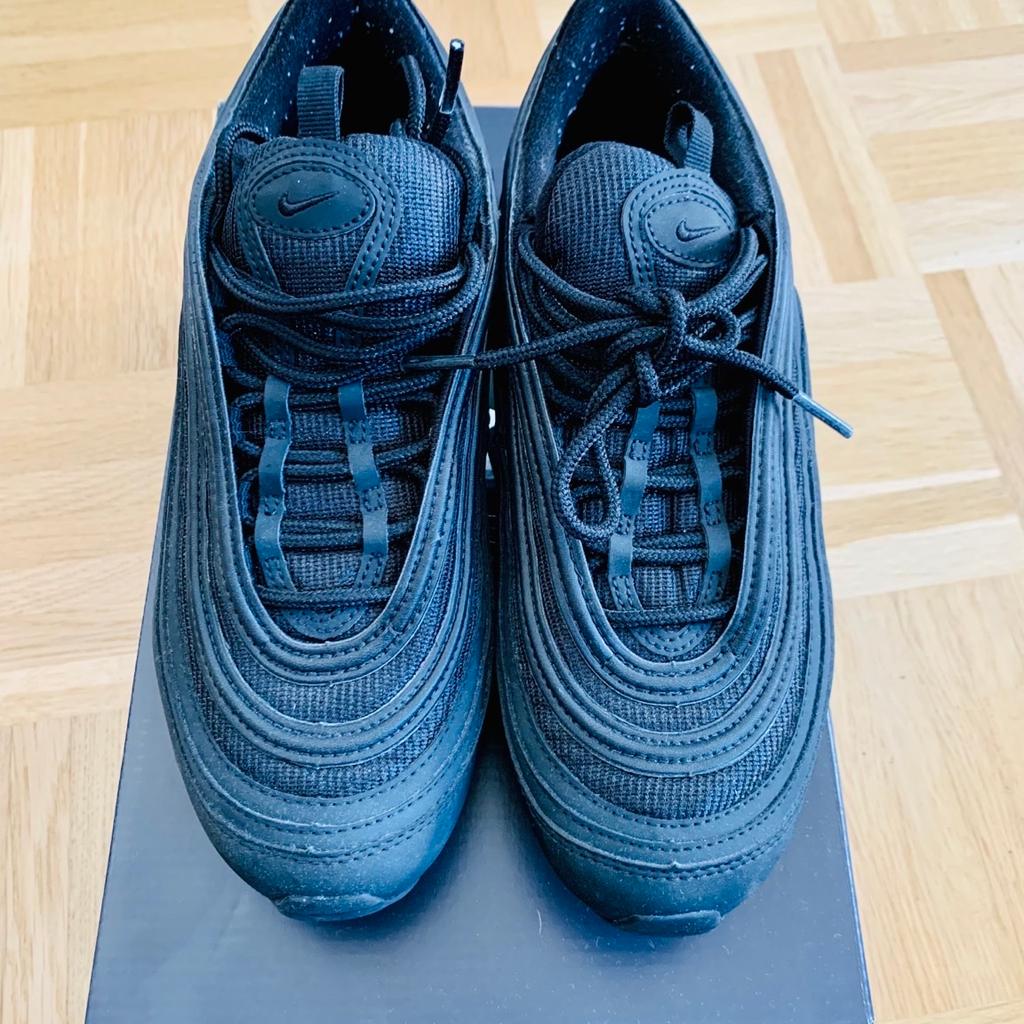 Ich verkaufe ein Paar Nike Air Max 97 OG in der Größe 38,5. Die Schuhe wurden nur zwei Mal getragen und sind daher in sehr gutem Zustand.