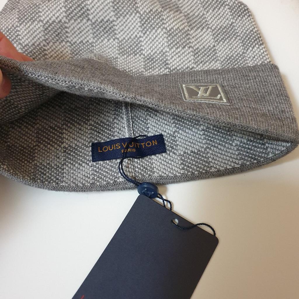 Men’s Louis Vuitton Hat Beanie Grey Petit Damier cap perfect for winter
..