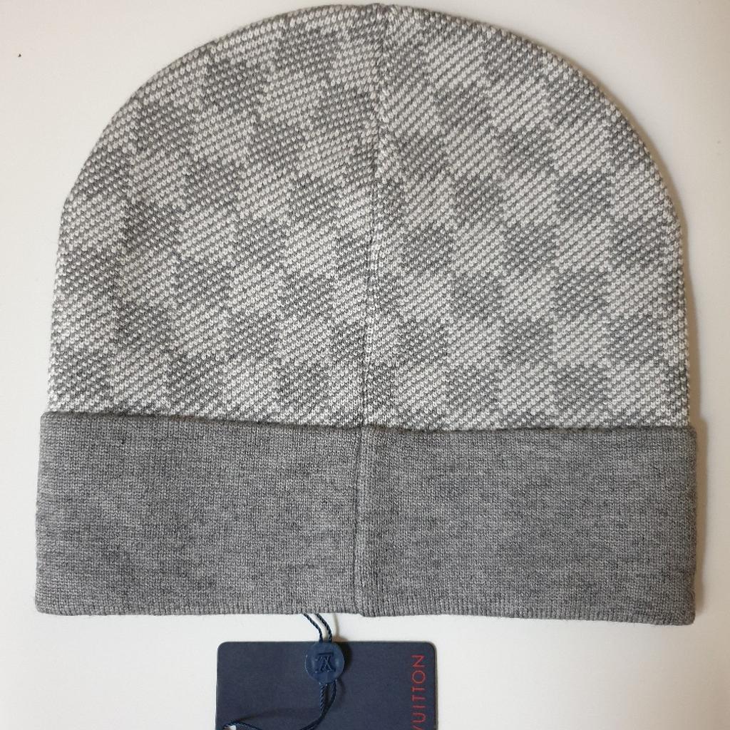 Men’s Louis Vuitton Hat Beanie Grey Petit Damier cap perfect for winter
..