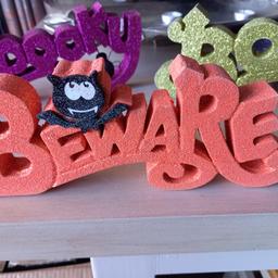 3 x halloween standing signs 
pictures don't do these justice they are lovely
have been used stay have signs of wear
aprox 24cm long 10 cm high
boo beware and spooky
collection only