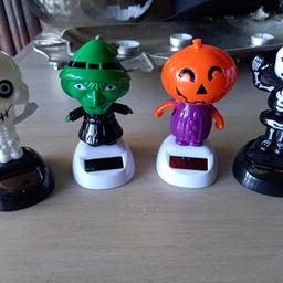 Halloween  items x4
put them on a shelf nearly sun and body's and head move from side to side
aprox 10cm tall
collection only