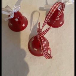 Verkaufe hier 3Süße Rot/Weiße Porzellan
Glöckchen für den Weihnachtsbaum oder Deko.
Privatverkauf keine Rücknahme und Garantie. Plus Versand. 4,79❗️