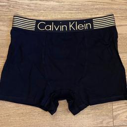 Neu Herren Boxershorts (3er Pack)
inkl Original Verpackung Calvin Klein 
Größe L
Baumwolle
Farbe 2 Stück Schwarz, 1 Stück Grau
+Versand