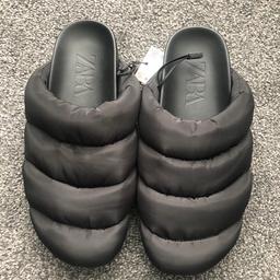 These are a brand new, with tags, pair of black, padded sliders from Zara. The size shows a UK 6 but I think more a 5/5.5 as my size 6 foot is right at the end of the sliders so uncomfortable to wear.

Pick up from OL9/North Chadderton area of Oldham or I will post, at cost to the buyer, within the UK only via signed for delivery and with payment to be made through PayPal with services/goods fees to be met by the buyer so I get the full asking price.

Any questions please ask 😊