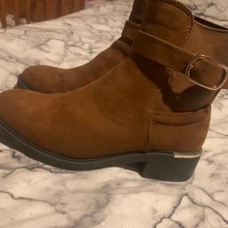 Size 6 brown ankle boots. Great condition only
Worn once.
Elasticated to pull on and adjustable buckle.
Tipton dy4