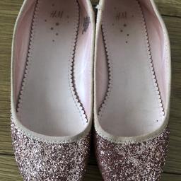 Girls party shoes from H&M
Great condition worn few times only
Size days EUR 36 US 4
