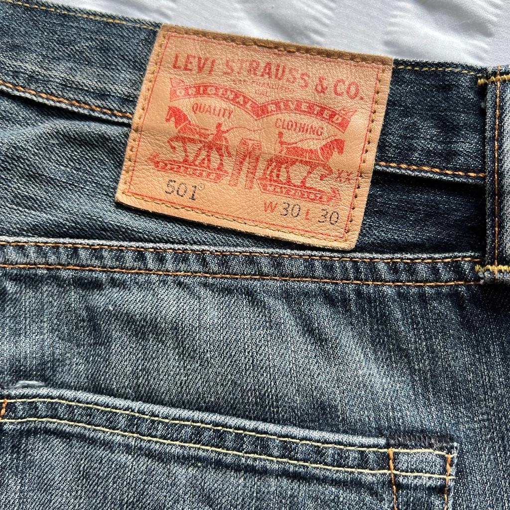 Brilliant condition mens levis 501 jeans
Selling many more jeans on my page
RRP £90
