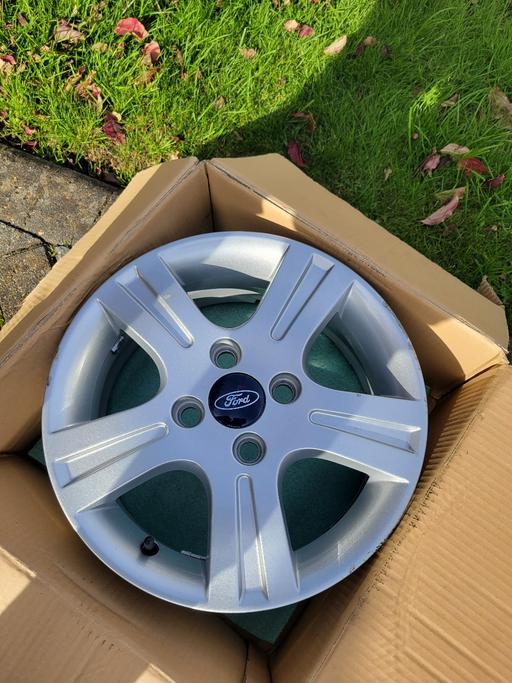 Vehicles Barking and Dagenham - Photos for Ford Fiesta Alloy Wheel