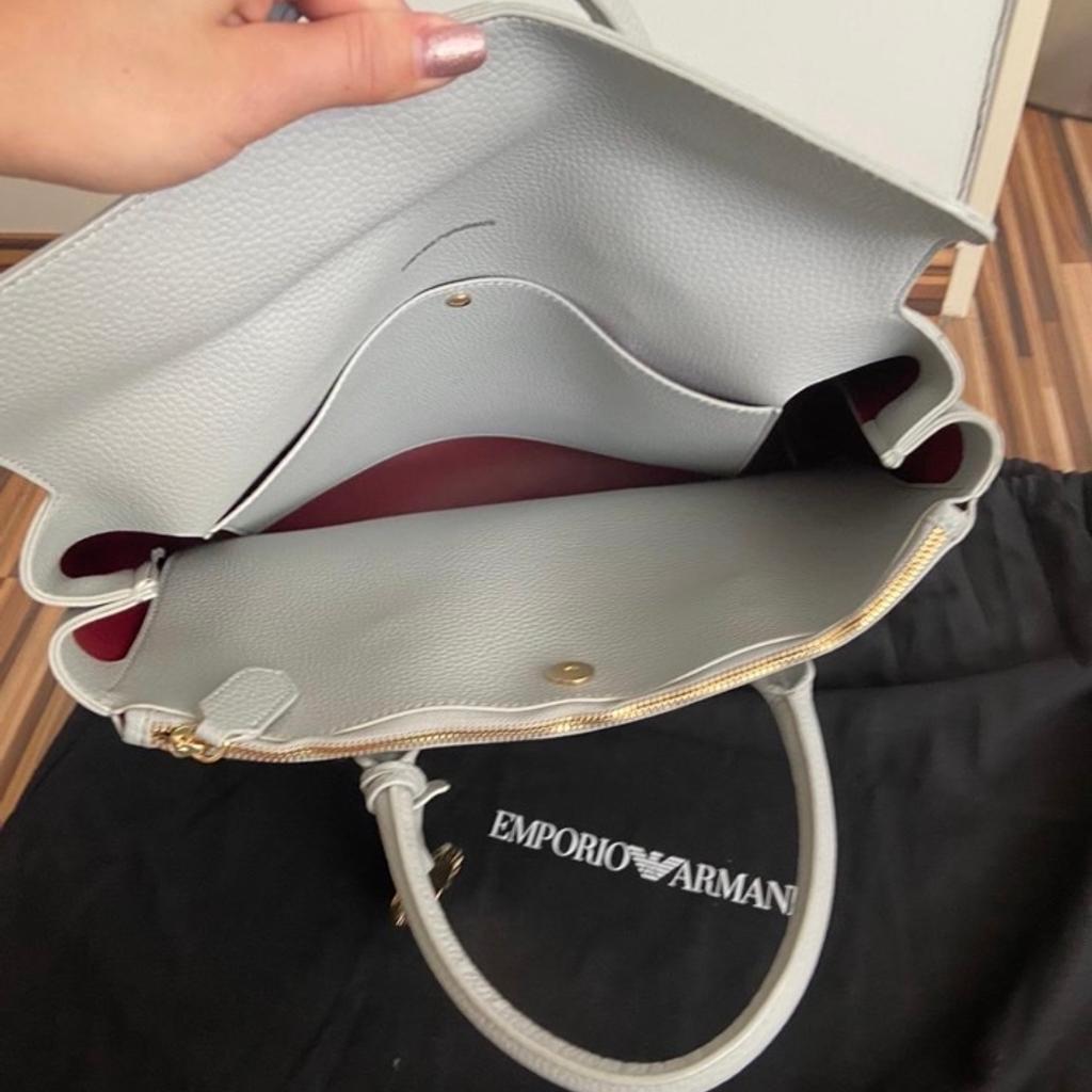 Hallo!Ich verkaufe einen Armani Handtasche.Die Tasche ist sehr wenig benutzt und sieht aus wie neu.Versand ist möglich