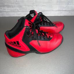 Jungen Adidas Schuhe noch neu und unbenutzt

Bei einem Einkauf von über 35€ gibt es den Versand gratis dazu