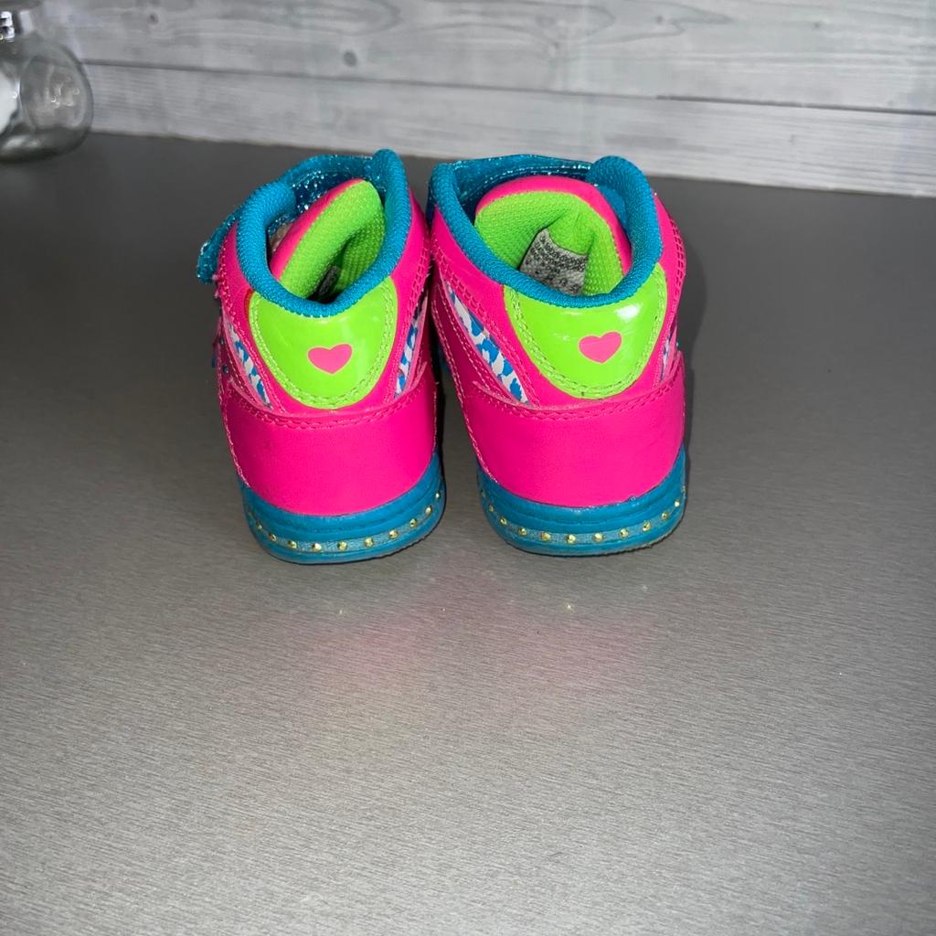 Mädchen Glitzer Schuhe Skeschers noch super gut erhalten fast neu

Bei einem Einkauf von über 35€ gibt es den Versand gratis dazu