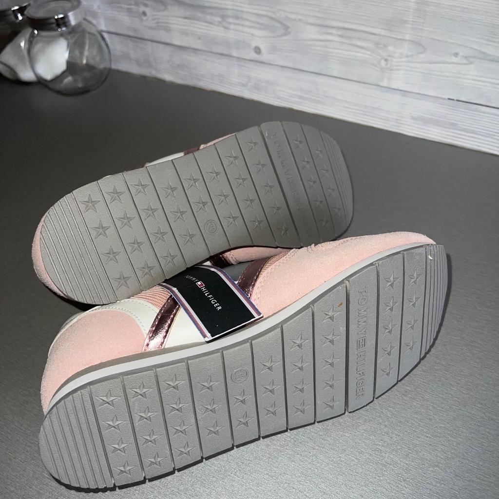 Mädchen Schuhe von Tommy Hilfiger Original waren ein Geschenk aber leider zu klein noch neu und unbenutzt Etikett hängt noch dran