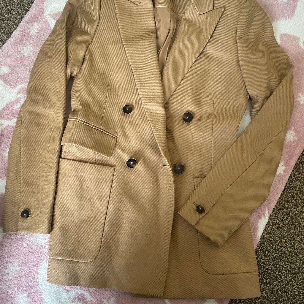 Worn only once
Excellent condition
Camel colour
Brought for £288 from selfridges