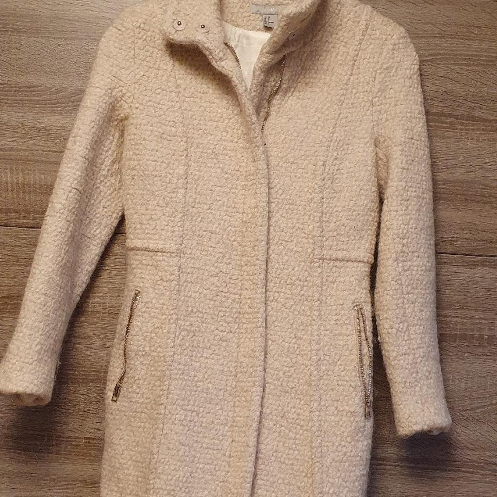 Sehr gut erhaltener und super schicker Mantel aus Wolle
Größe 38 , er fällt schmal aus, daher würde ich ihn bei Größe S empfehlen
Da ich noch einen anderen Wintermantel habe , wurde der hier nur für besondere Anlässe getragen
