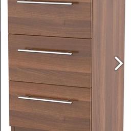 New! Sherwood 3 drawer bedside chest.
Easy glide drawers.
Brush steel handles. 
Factory built.
Very sturdy.

Sizes W 39.5cm x D 41.5cm x H 69.2cm

One only at £99.99.

Thank you for looking. 

Collect DN14