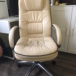 Good condition, cream and chrome chair. a couple age related scuffs (see pictures) fully adjustable. reclines as it should. Arms are detachable. Nice looking chair. 20-00 ono
Could deliver locally. Smoke and pet free home.