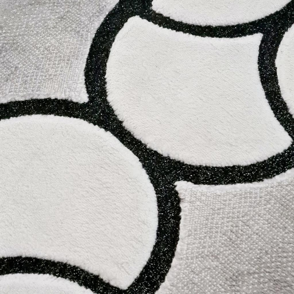 Teppich mit moderne Farbverlauf... Schwarz ,grau,weiß und hauch Glitzer verarbeitet.
Eycatcher in jeder Raum...
Ohne Tier und Schuhe Haushalt, deswegen sehr sauber gehalten.
Maße:160/200cm
Nur Selbstabholer...
Neu Preis lag bei:99€