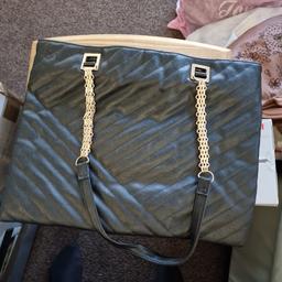 Black handbag
chain straps
Atmosphere make
Inner zip pocket and phone pouch