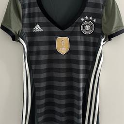 - Deutschland Trikot für Damen
- von Adidas (originales Trikot)
- Gr. S
- nur 1 Mal getragen

Abzuholen in Leverkusen-Manfort, bei Versand kommt noch Porto hinzu.