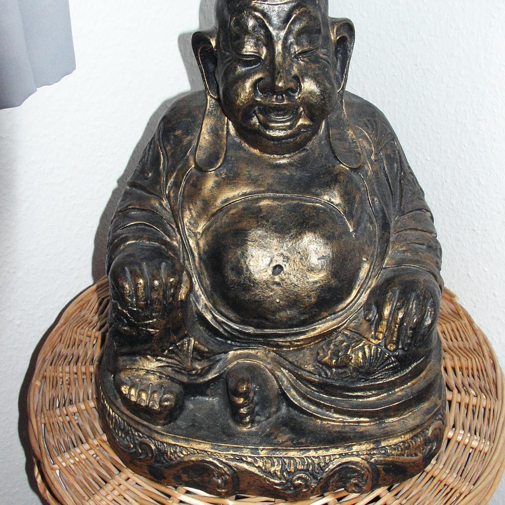 großer Bronze farbiger Buddha
38x31x32 cm
er ist denke mal aus Hartplastik

Versand nur als Paket möglich 7,49