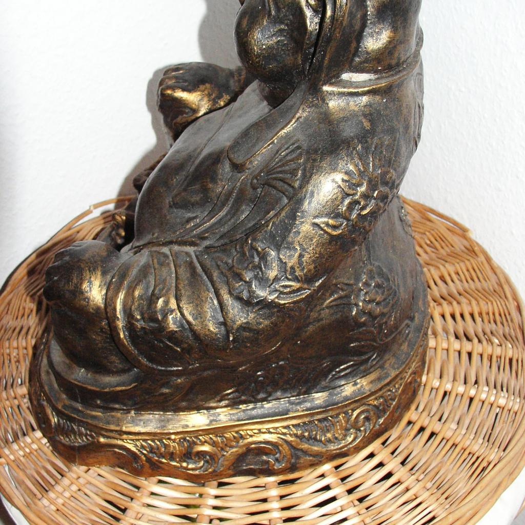 großer Bronze farbiger Buddha
38x31x32 cm
er ist denke mal aus Hartplastik

Versand nur als Paket möglich 7,49