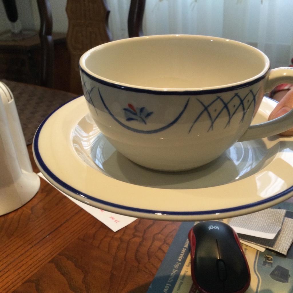 Habitat,Blue and White Cups & Saucers Retro Vintage Conran Barton
Used
Good condition

We have 7 of this beautiful cups and saucers= £15

Free personal Collection
From Hyde Park