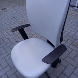 good condition gray office spinning chair