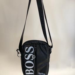 Verkauft wird eine Umhängetasche von Hugo Boss. Diese Tasche wurde kaum benutzt.

Versandkosten trägt der Käufer. Bezahlung per Paypal. Rückgabe nicht möglich.