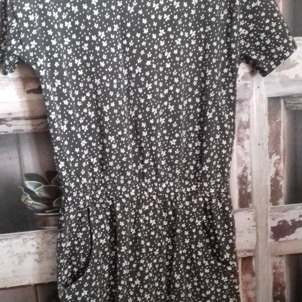 THIS IS FOR A BUNDLE OF REALLY PRETTY OUTFITS

1 X DARK GREY SHORT JUMPSUIT WITH SMALL WHITE FLOWERS - FROM LILY & DAN - WASHED BUT NEVER WORN
1 X LIGHT GREY T-SHIRT DRESS - NEW

PLEASE SEE PHOTO