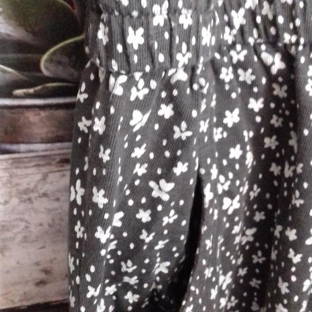 THIS IS FOR A BUNDLE OF REALLY PRETTY OUTFITS

1 X DARK GREY SHORT JUMPSUIT WITH SMALL WHITE FLOWERS - FROM LILY & DAN - WASHED BUT NEVER WORN
1 X LIGHT GREY T-SHIRT DRESS - NEW

PLEASE SEE PHOTO
