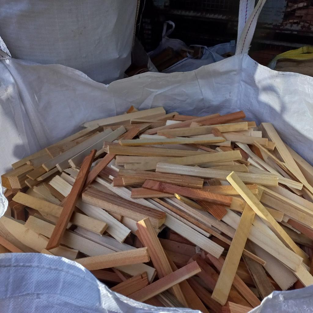 verkaufe Ofen fertiges Brennholz (Fichte, Lärche, Tanne) in Bigbag
je Sack ca. 1 fm Holz
plus €20,- Pfand für den Bigbag

Preis nicht verhandelbar