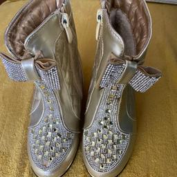Used girls shoes boot size 9/27 in good condition as see it n photos some wears and tear.
Viewing you are welcome.
Cash on collection.
Sold as seen. 
Return not accept.