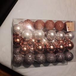 48 CHRISTMAS BAUBLES NEVER BEEN OPENED .
ROSE GOLD /SILVER COLOURS .
NO TIME WASTERS AND NO OFFERS. 
THANK U