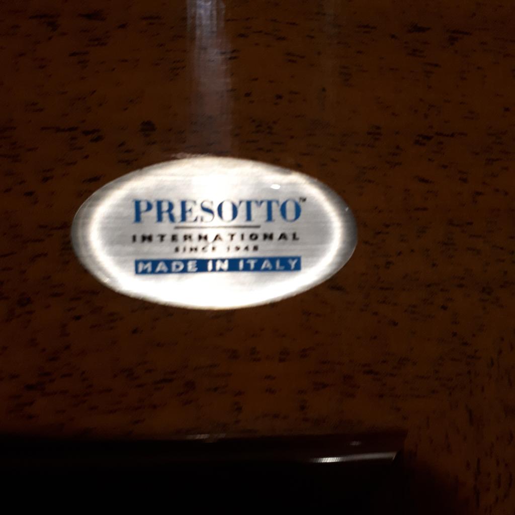 Zwei wunderschöne Eckschränke des italienischen Designers Presotto abzugeben
italienische Handwerkskunst seit 1948
Pro Schrank 350Euro

Nur Abholung
Lieferung evt. gegen Aufpreis