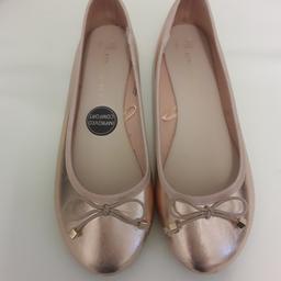 Gold Flats Shoes. Bow detail on Front. Atmosphere. Size 5 (38). New.
♡Please view my other items for sale♡