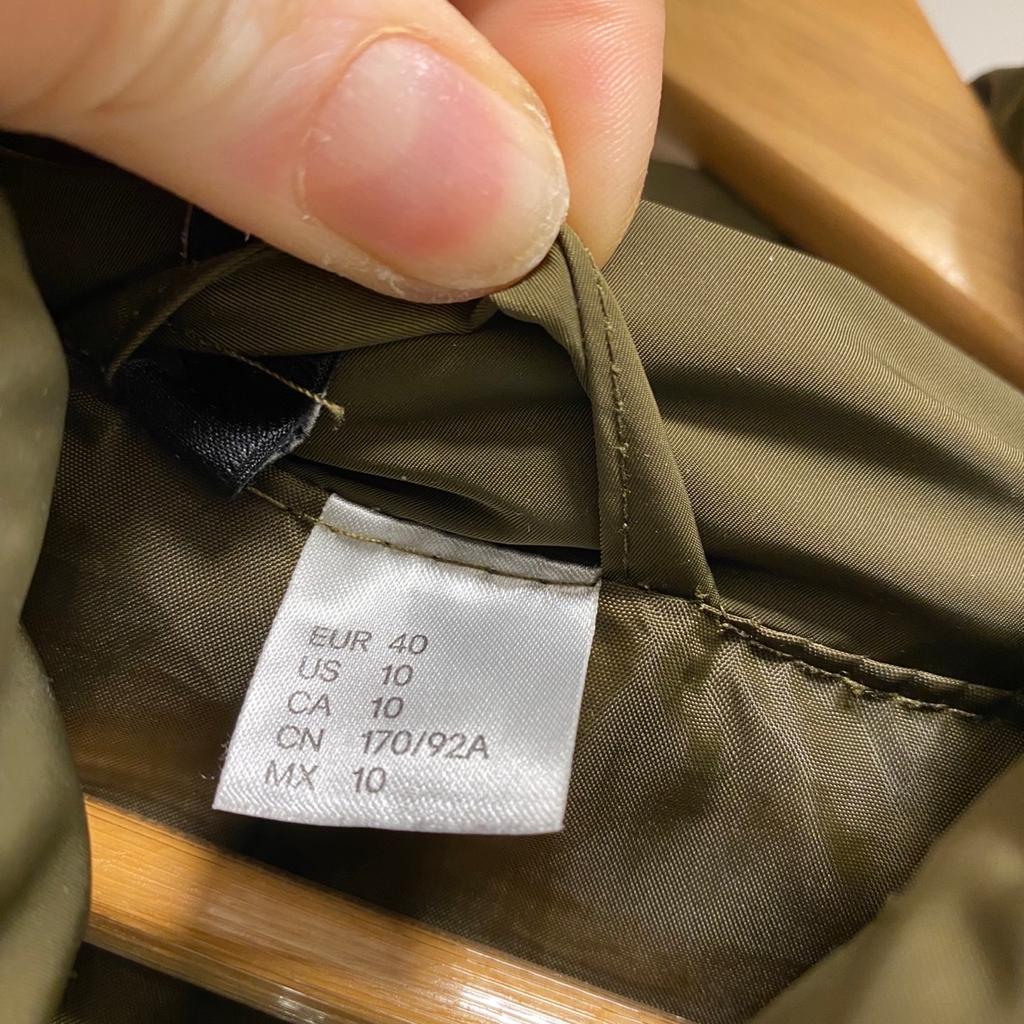 H&M Kurze Jacke / Größe 40/ keine Mängel siehe Fotos , Ärmel usw/ Neupreis 49,90€/ mit seitlichen Taschen ohne Kapuze/ zum Engerziehen siehe Gummizug/ Versand 4,99€
