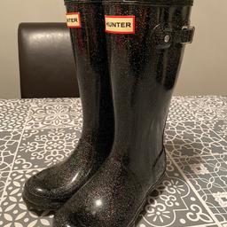 Hunter Girls Black Glitter Wellington Boots.

Size 2 (EU 34)