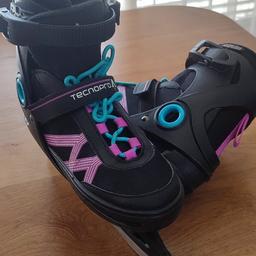 Tecnopro Eislaufschuhe mit Größenverstellung. Die Schuhe lassen sich per Knopfdruck von 33 bis auf 36 Stufenlos verstellen.