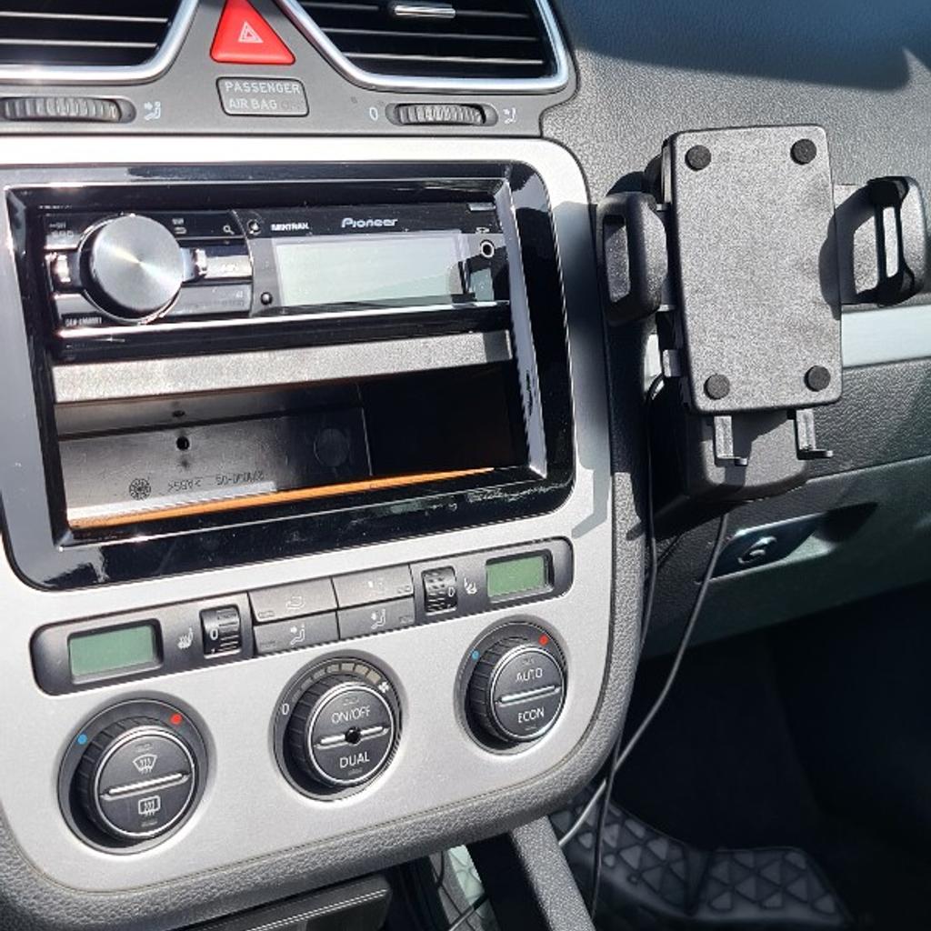 Verkaufe Service Gepflegten VW Eos Cabriolet 2.0 TDI mit 140Ps, mit Sportfahrwerk und O.Z. Sommerräder 17 Zoll mit Michelin Sommerreifen 235/45 R17 ,neues H&R Fahrwerk,neue Bremsen vorne u. hinten! Felgen sind typisiert, es sind auch 19 Zoll Räder typisiert! Mit Audiosystem Musikanlage, Pioneer DEH-X7800 DAB Bluetooth Radio inklusive Lenkrad Interface, alles vom Lenkrad aus Steuerbar, das Auto befindet sich in einem sehr guten Gebrauchten Zustand! Verkaufe ihn da ich ein Größeres Auto benötige! Kilometerstand Ändert sich noch da das Auto noch gefahren wird! Pickerl bis März 2025
