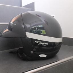 Helm ist in einem gute gebrauchten Zustand. Größe 57cm , U.K. 7 und U.S. 7 1/8