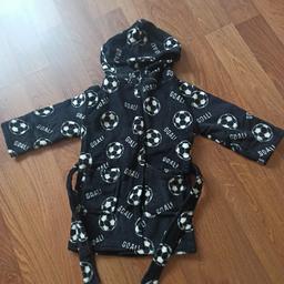 BRAND NEW! Age 2-3yrs
Hooded Bath Robe / Dressing Gown with belt attached & 2 front pockets
Black main colour with white football prints & the word goal.
100% polyester
fleecy soft feel