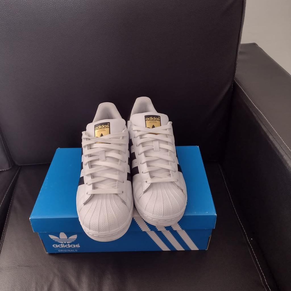 Men's Adidas Originals Superstar trainers for sale.
Men's UK Size 8.
Has been worn a couple of times but still in amazing condition.
Comes with box.
Collection in Battersea.