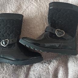 Girls BLACK Patent front & Trim Ankle Boots middle is a soft quilted material.
UK 10 EUR 28 USA 11.
PRIMARK Boots zip up side. Heart buckle strap at front, hardly worn, great sole.dont know why location coming up with Lower Darwen I'm actually BB23EZ ROMAN ROAD