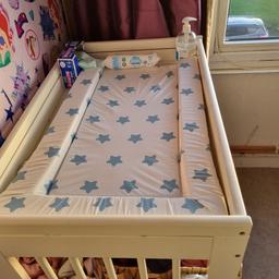 changing table, used a couple of scratches here and there, no longer needed. doesn't come with all the stuff. not able to dismantle but very light. 

FREE