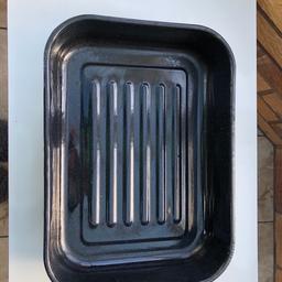 A large size non stick roasting tray. Never been used (to late for me) and was in storage
Black and non stick, quality item.