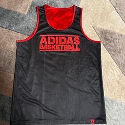 Adidas Basketball Shirt Wendeshirt Trikot Training schwarz rot Gr M. 
Länge 72 cm, Breite unter den Achseln 52 cm