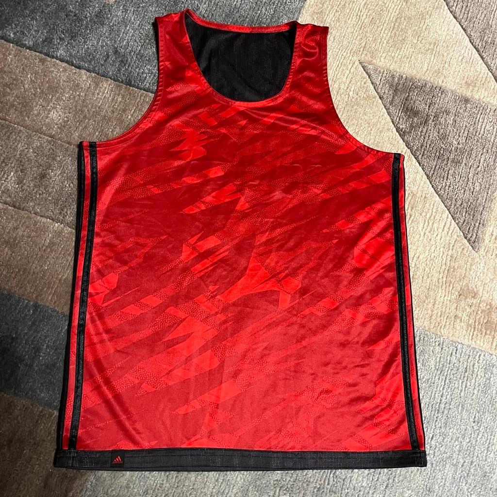 Adidas Basketball Shirt Wendeshirt Trikot Training schwarz rot Gr M.
Länge 72 cm, Breite unter den Achseln 52 cm